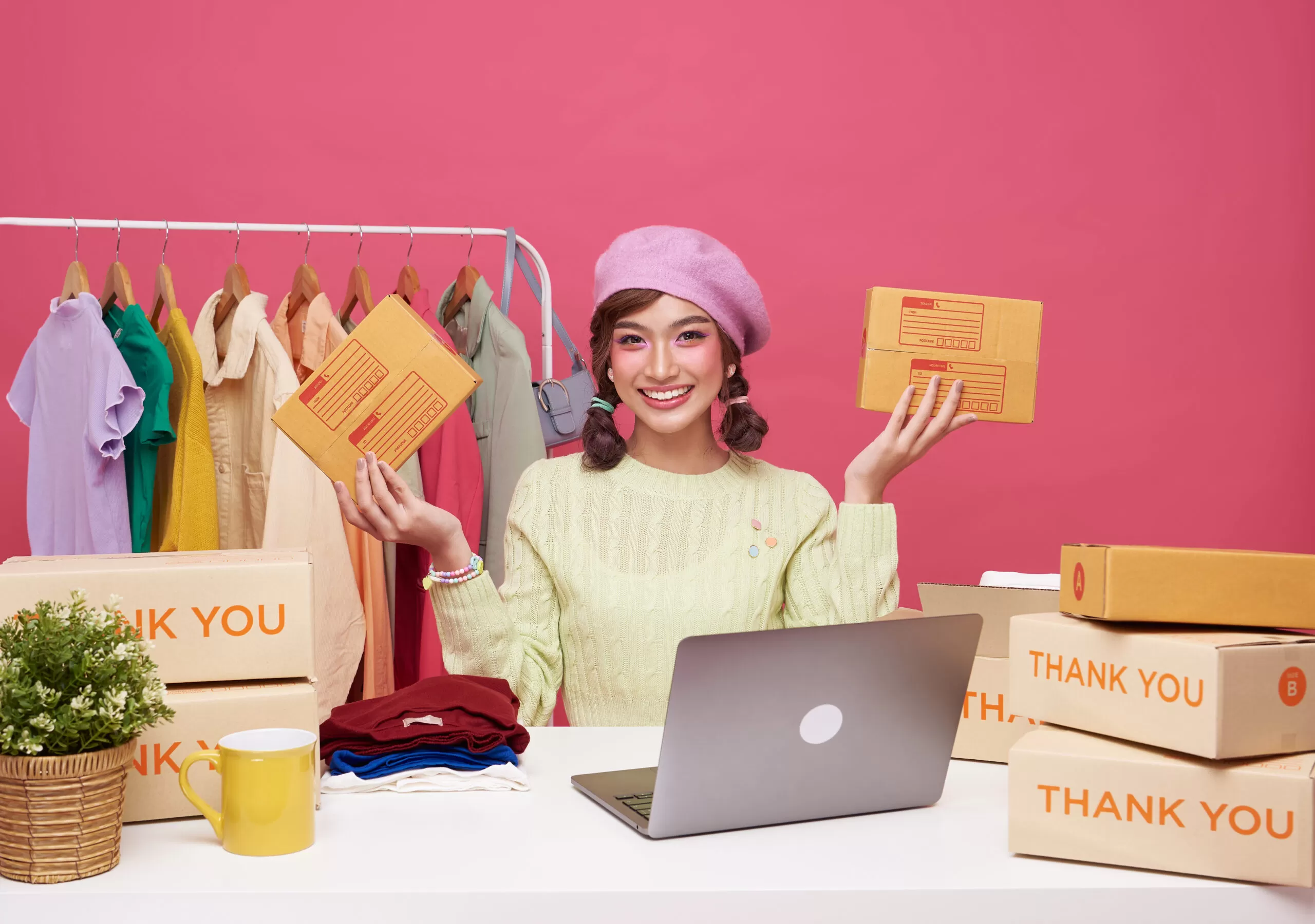 Young asian woman startup small business freelance sale fashion Las ideas de packaging para ropa más brillantes